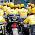 你抱怨外卖又贵又慢时，骑手正用命换你的奶茶