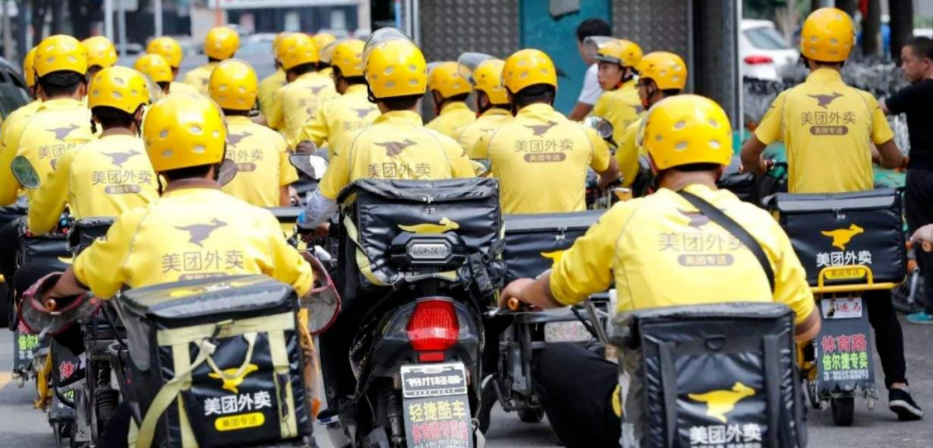 你抱怨外卖又贵又慢时，骑手正用命换你的奶茶
