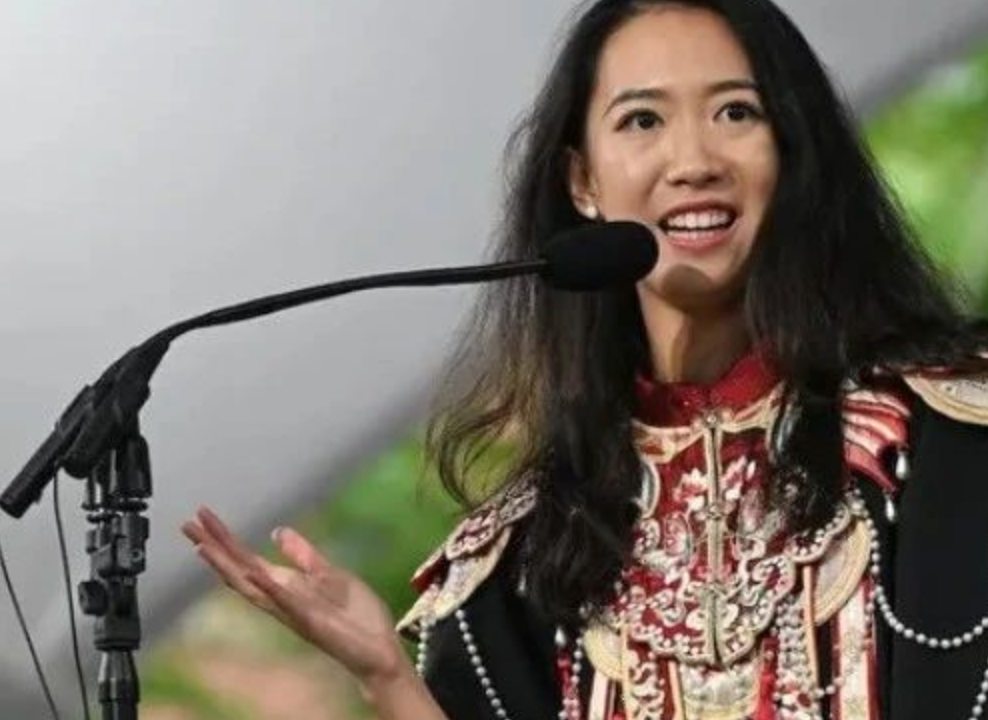 哈佛女孩哭着演讲，中国观众尴尬到脚趾抠地
