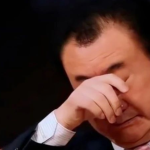 老王卖了48座广场，小王排队卖牛排，只为继续活下去