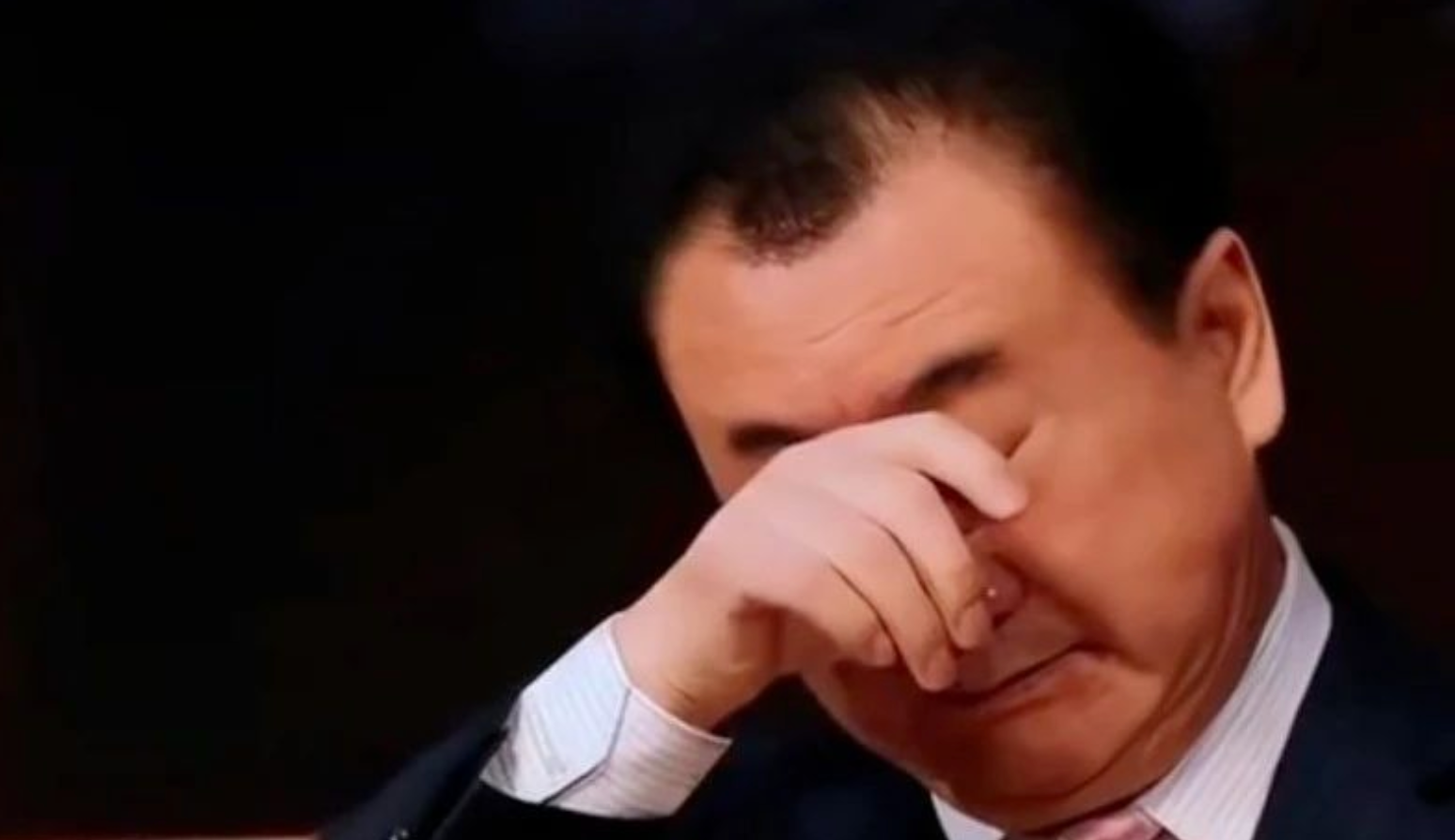 老王卖了48座广场，小王排队卖牛排，只为继续活下去